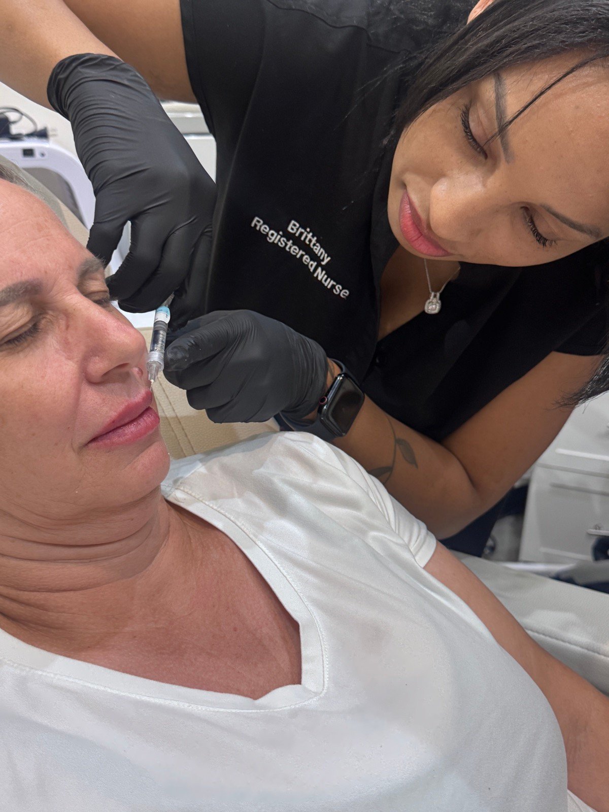 A Soluxe nurse performing an aesthetic treatment